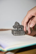 Ladda upp bild till gallerivisning, Zodiac Collectibles - Horse Black
