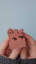 Ladda och spela upp video i Gallerivisaren, Zodiac Collectibles - Dog Red Unglazed
