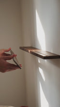 Ladda och spela upp video i Gallerivisaren, Floating Gallery Shelf - Dark Oak
