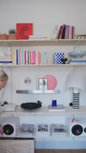 Ladda och spela upp video i Gallerivisaren, Floating Gallery Shelf - Brushed steel / oak
